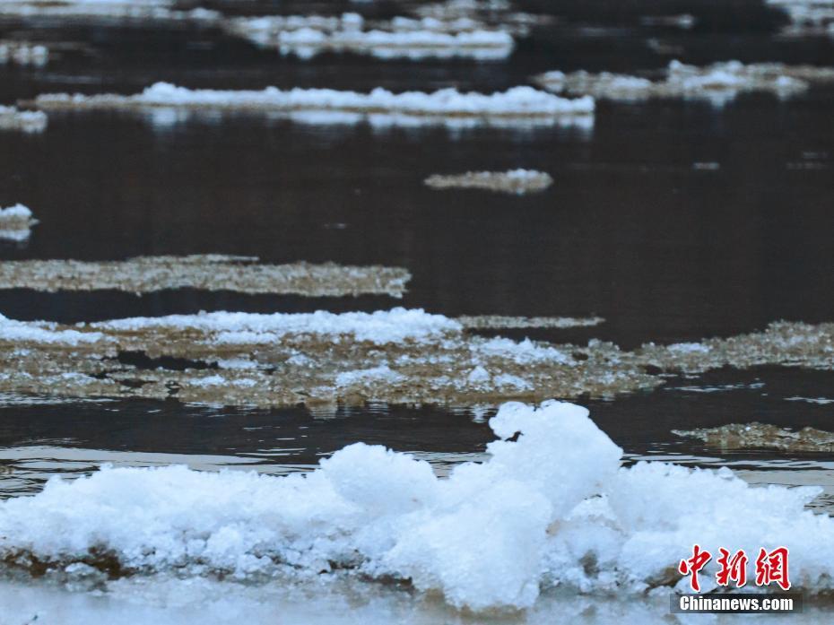 黄河山西柳林段现流凌景观：流光溢彩 蔚然壮观