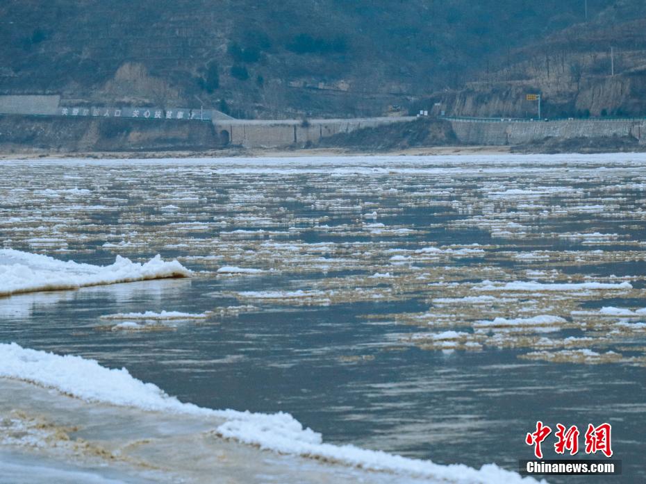 黄河山西柳林段现流凌景观：流光溢彩 蔚然壮观