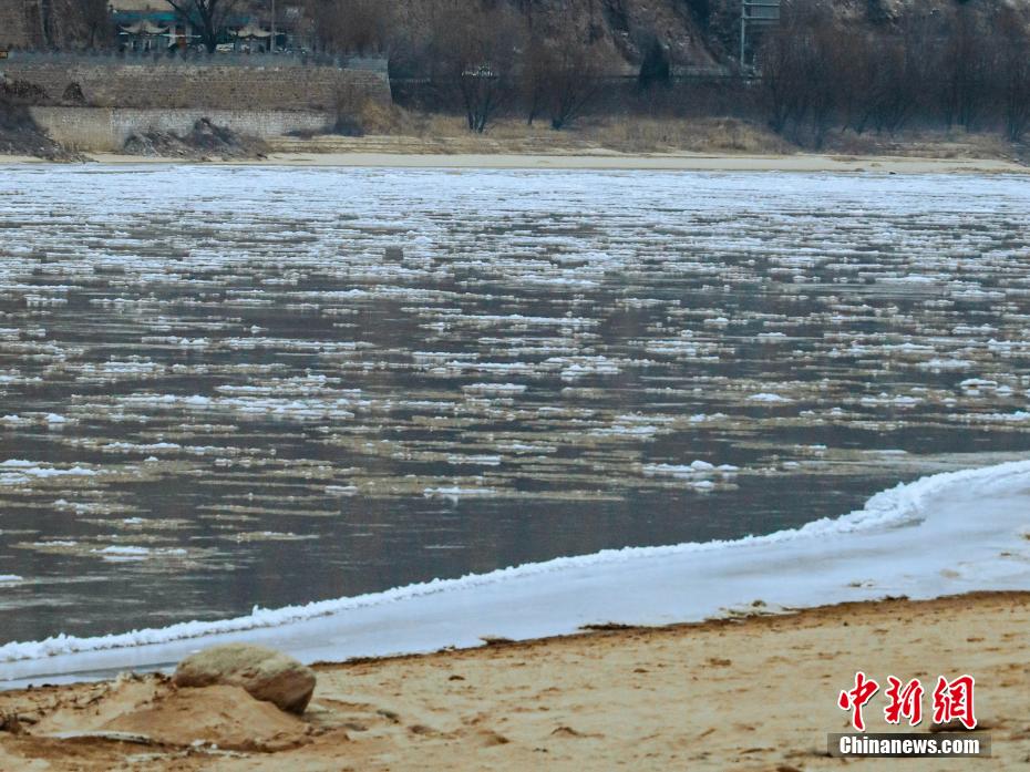 黄河山西柳林段现流凌景观：流光溢彩 蔚然壮观