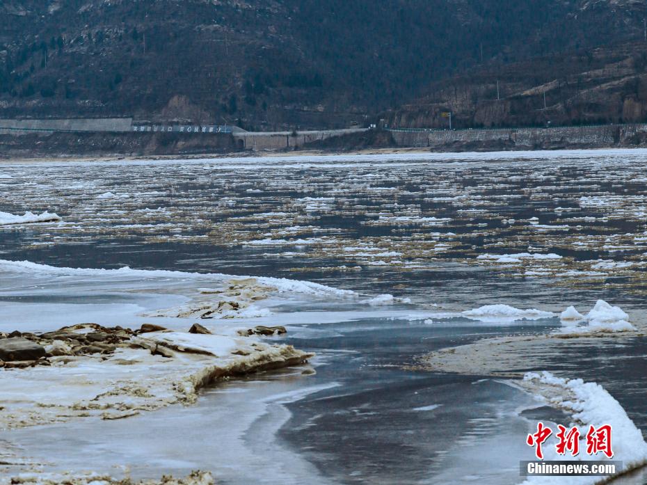 黄河山西柳林段现流凌景观：流光溢彩 蔚然壮观