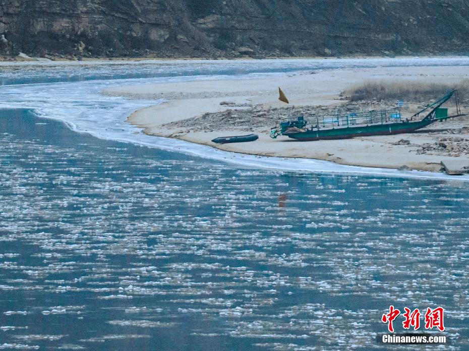 黄河山西柳林段现流凌景观：流光溢彩 蔚然壮观