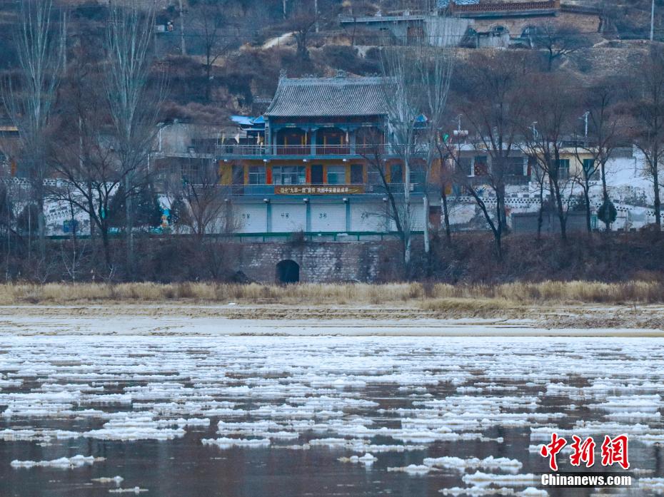 黄河山西柳林段现流凌景观：流光溢彩 蔚然壮观