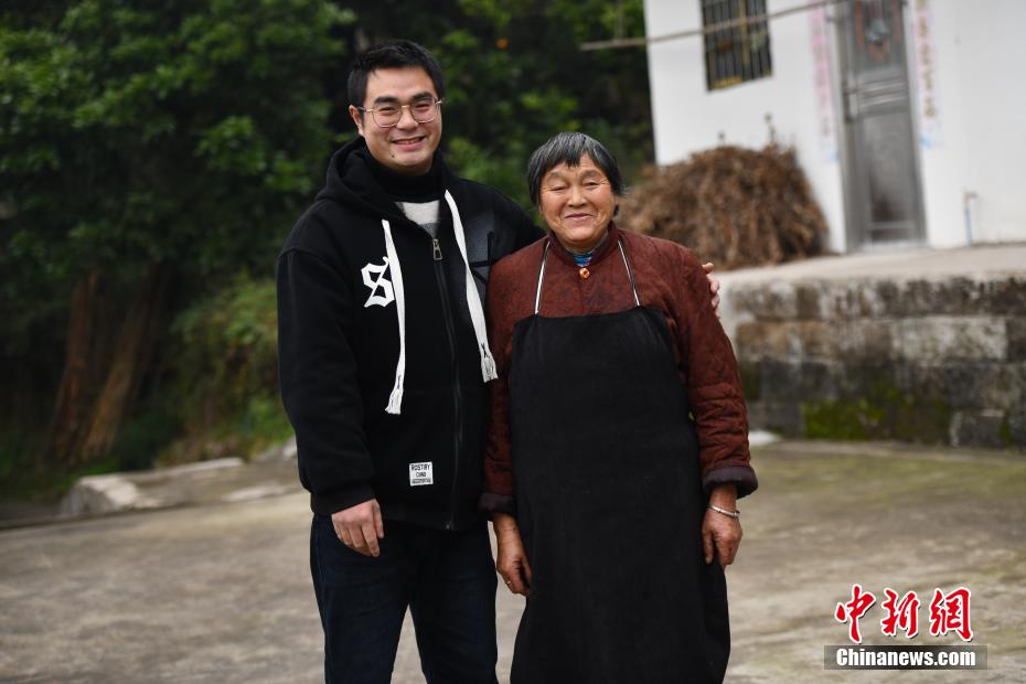 泸定地震“泄洪英雄”甘宇已能甩掉拐杖独立行走