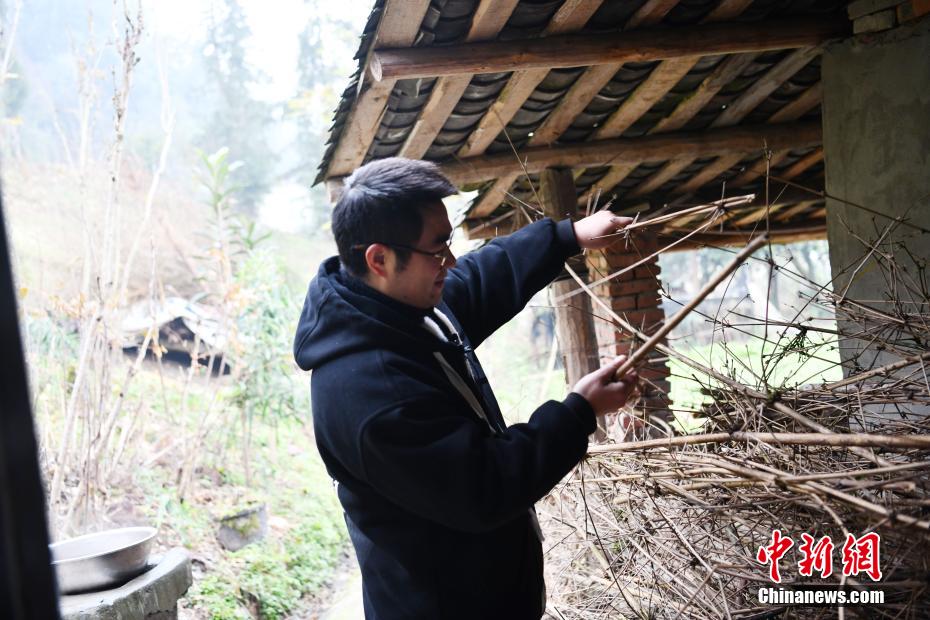 泸定地震“泄洪英雄”甘宇已能甩掉拐杖独立行走