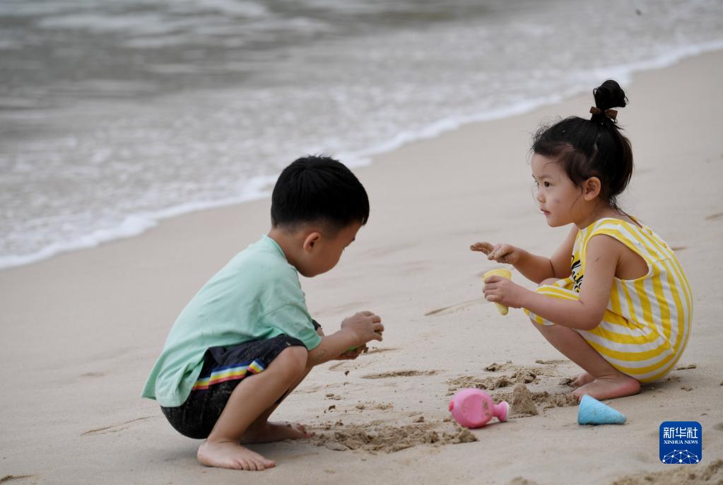 海南三亚：海滩人头攒动