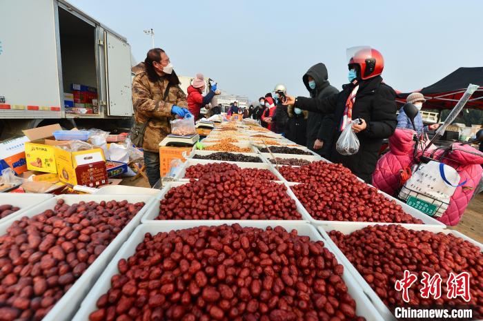 市民在干果摊前采购年货。　王海滨 摄