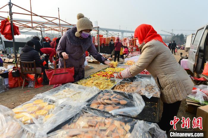 市民选购干果。　王海滨 摄