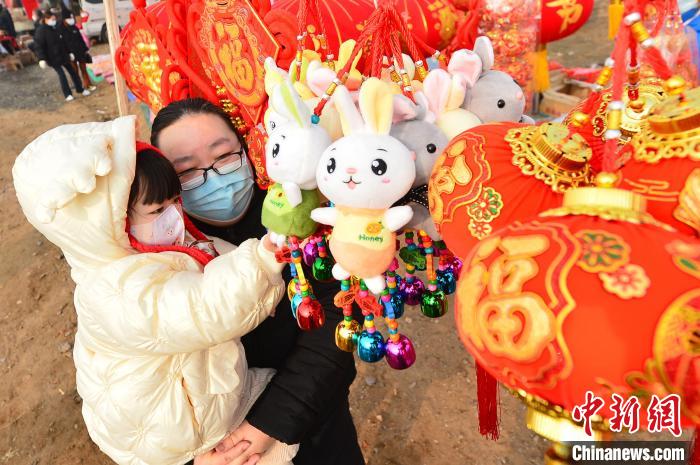 家长陪小朋友选购兔年生肖娃娃。　王海滨 摄