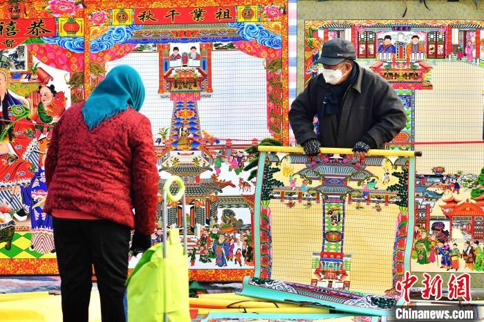 市民选购新年壁挂。　王海滨 摄