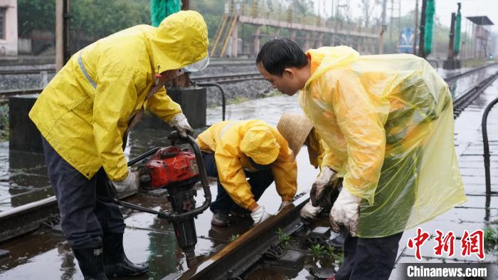 广西铁路“点灯人”冷雨夜守护春运安全