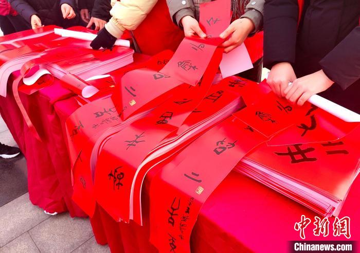 图为河南安阳市殷都区为辖区民众发放甲骨文“福”字文化春联。　炎富玲 摄