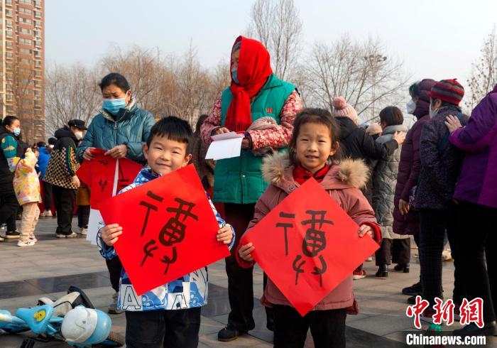 图为河南安阳市殷都区为辖区民众发放甲骨文“福”字文化春联。　冀业 　摄