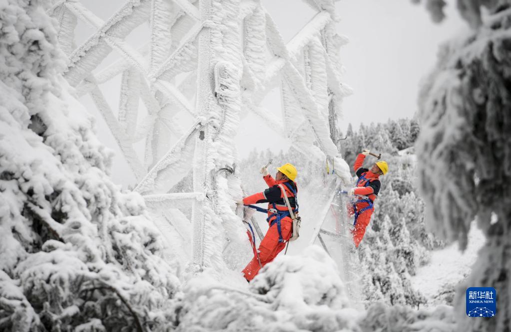 湖北鹤峰：除冰雪保民生