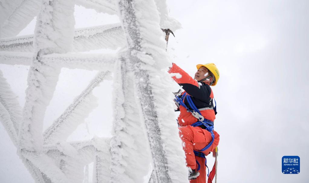 湖北鹤峰：除冰雪保民生