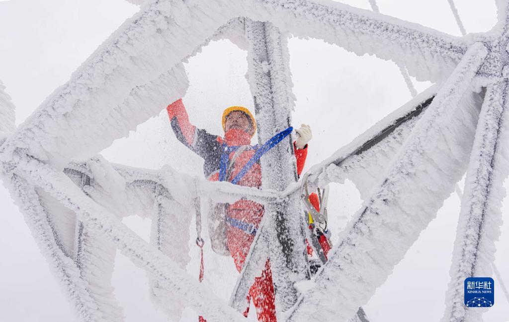 湖北鹤峰：除冰雪保民生