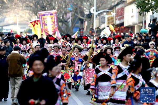 贵州龙里：传统民俗“踩街”闹新春