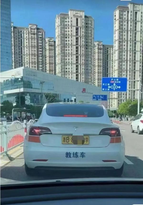 宁波街头现特斯拉教练车，教练：报名还不一定收