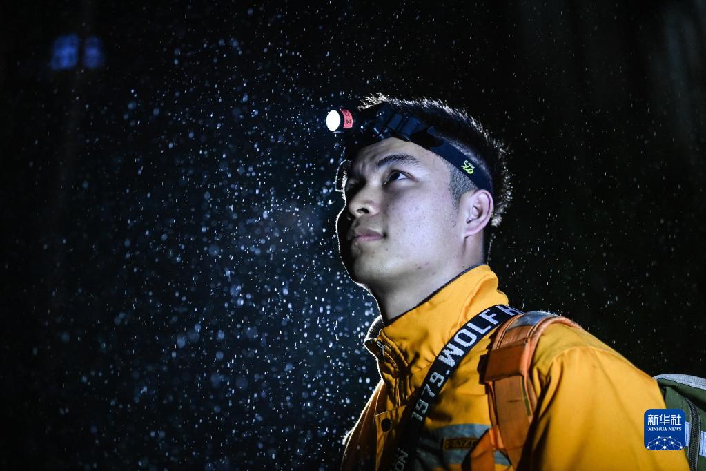 新春走基层丨冷雨夜的高铁通信守护人