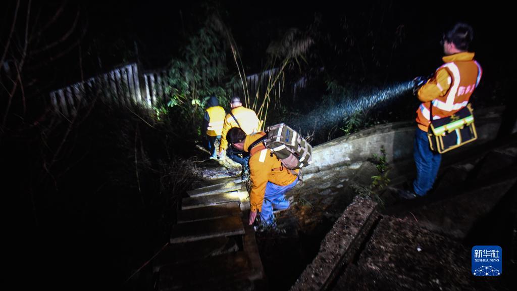 新春走基层丨冷雨夜的高铁通信守护人