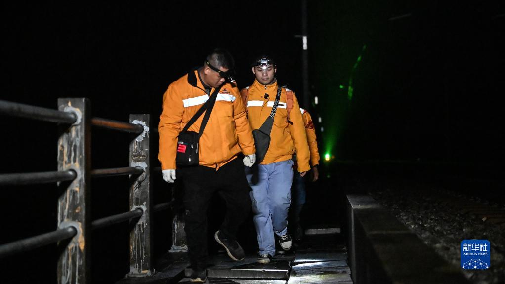 新春走基层丨冷雨夜的高铁通信守护人