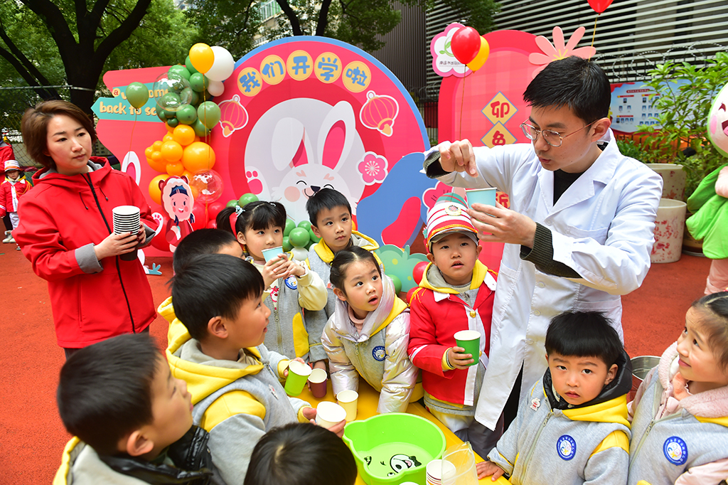 各地中小学幼儿园陆续开学 多彩活动开启新学期