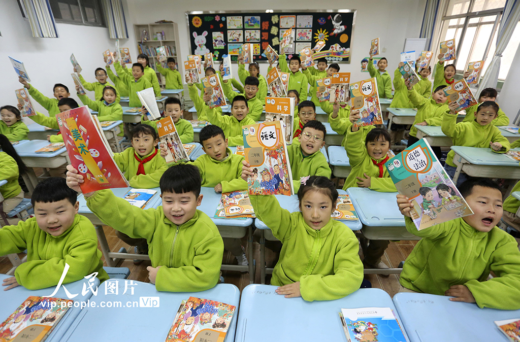 各地中小学幼儿园陆续开学 多彩活动开启新学期