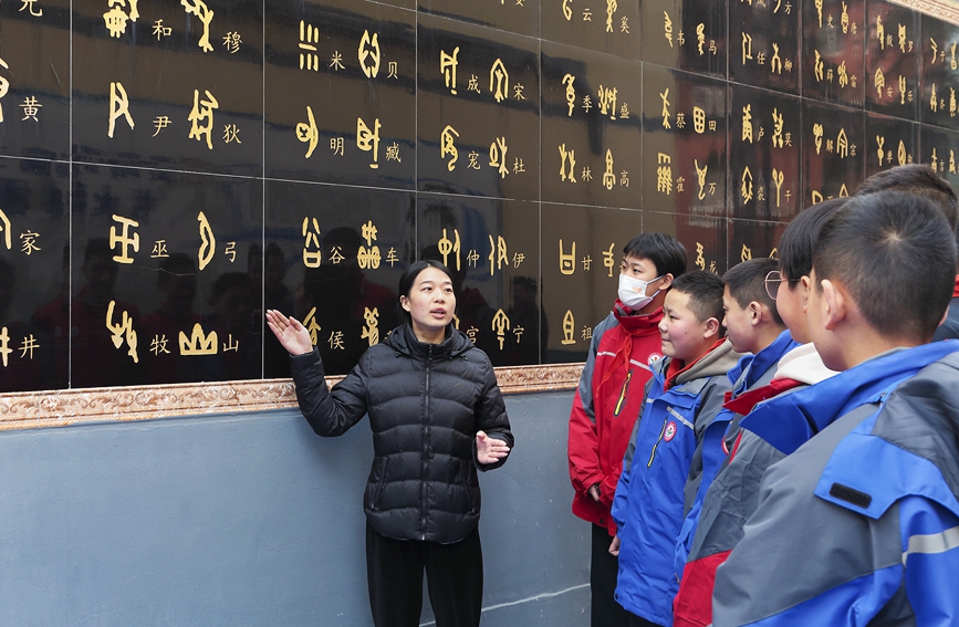 同学们和老师共同探索汉字的演变。牛文堂摄