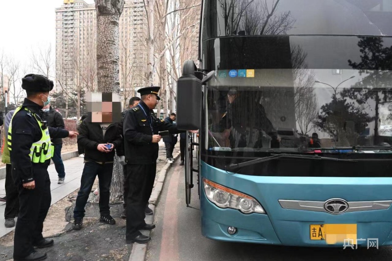 联合执法 查获9台违法违规客运车辆