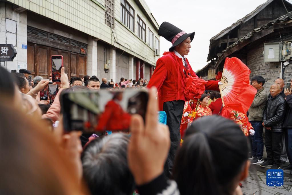 春台会上观“巨龙”巡游