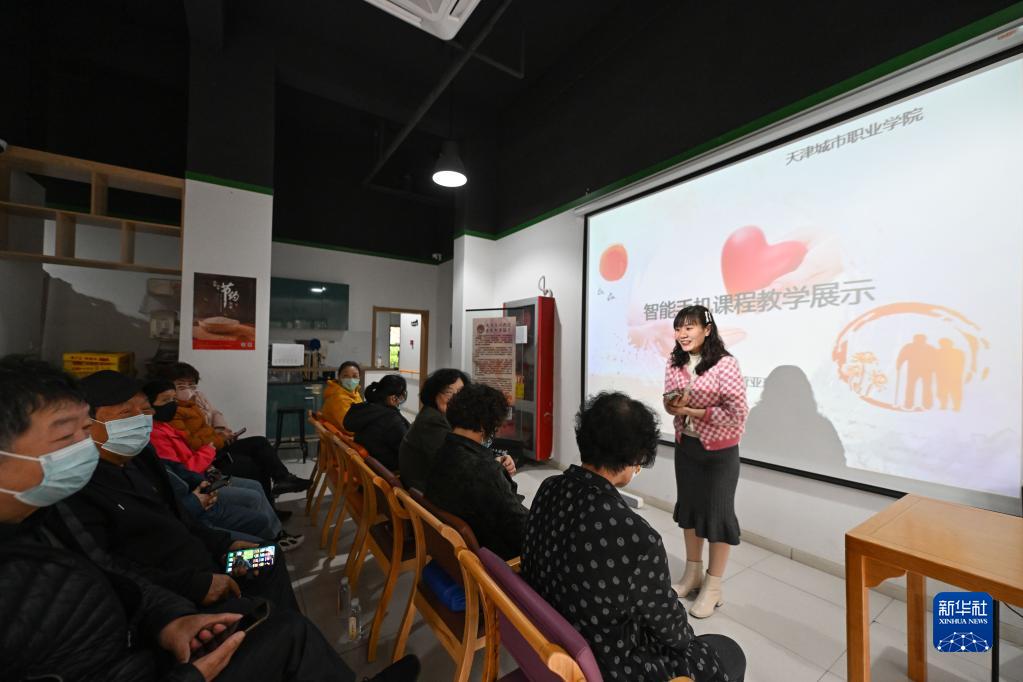 社区老年大学让“夕阳红”更灿烂