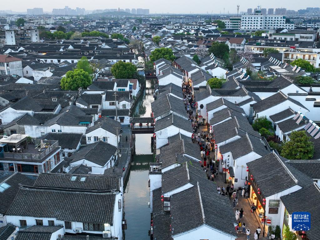 江苏苏州:山塘街里游人如织
