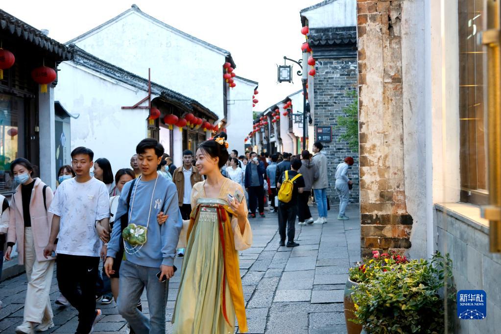 江苏苏州:山塘街里游人如织