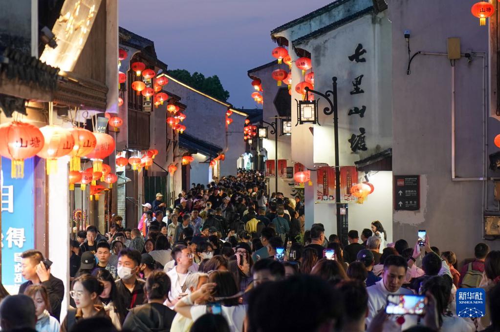 江苏苏州:山塘街里游人如织