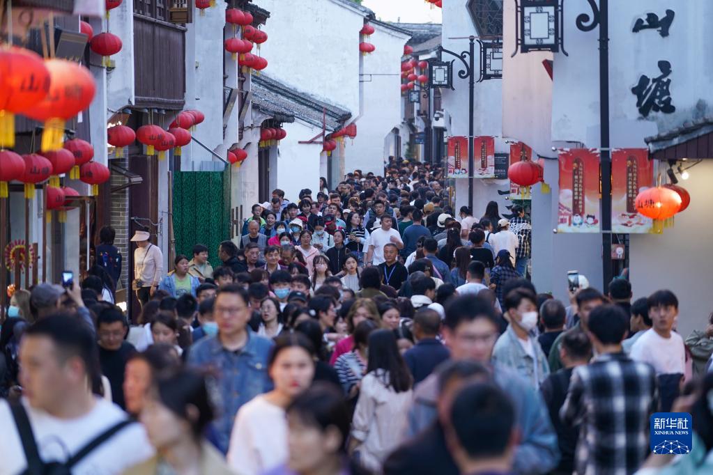 江苏苏州:山塘街里游人如织