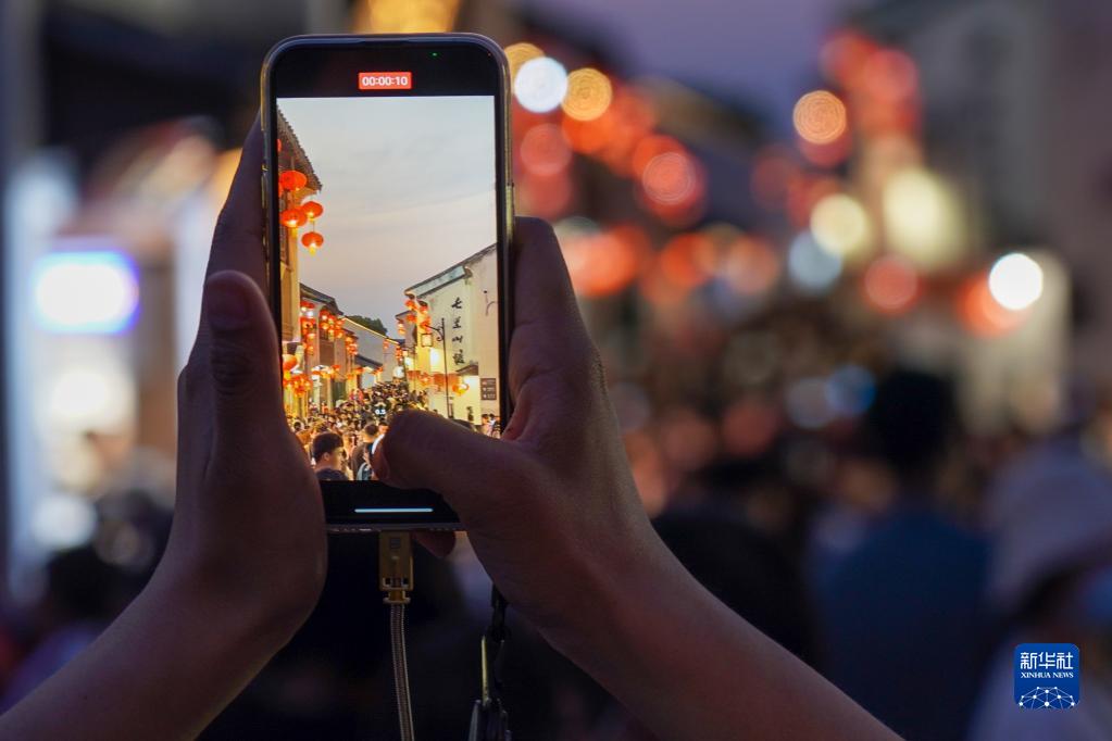 江苏苏州:山塘街里游人如织