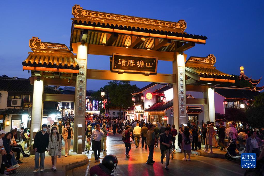 江苏苏州:山塘街里游人如织