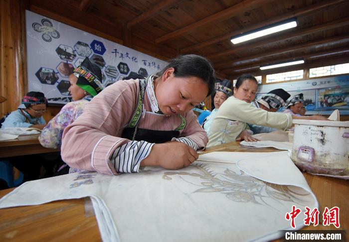 贵州丹寨：“指尖技艺”助增收
