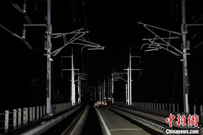 贵南高铁贵州段接触网“电通” 贵南高铁已送电区段。 邹姣 摄