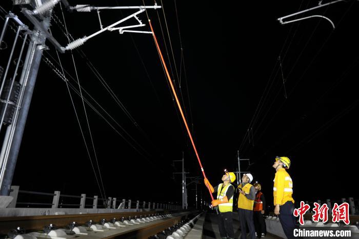 贵南高铁贵州段接触网“电通” 接触网验电。 邹姣 摄