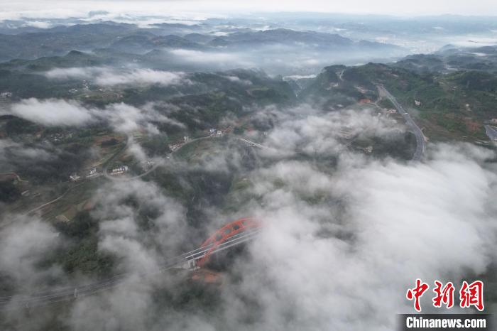 航拍贵州江凯河大桥 云雾缭绕美如画 航拍贵州江凯河大桥云雾缭绕美如画