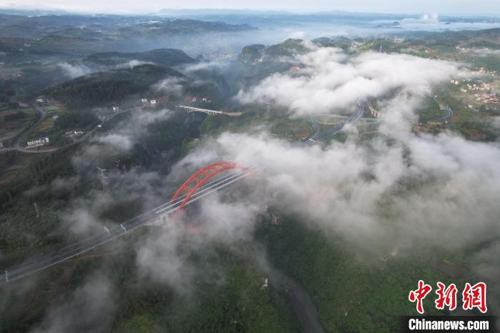 航拍贵州江凯河大桥 云雾缭绕美如画 航拍施秉县境内的江凯河特大桥。 磨桂宾 摄