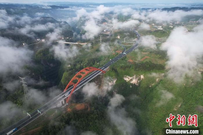 航拍贵州江凯河大桥 云雾缭绕美如画 航拍施秉县境内的江凯河特大桥。 磨桂宾 摄