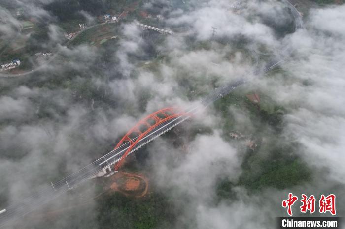 航拍贵州江凯河大桥 云雾缭绕美如画 航拍施秉县境内的江凯河特大桥。 磨桂宾 摄