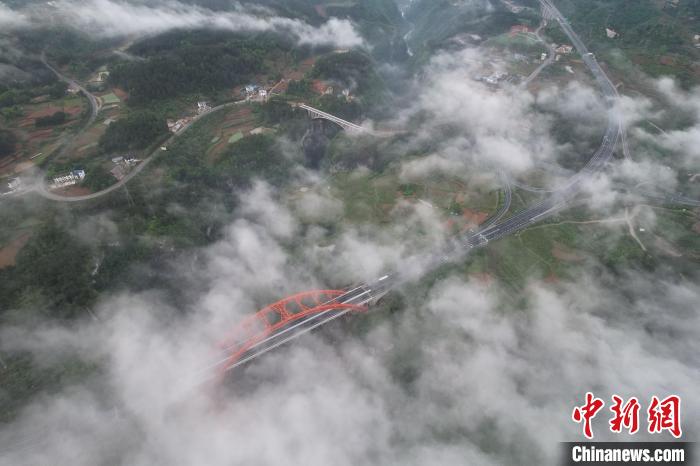 航拍贵州江凯河大桥 云雾缭绕美如画 航拍施秉县境内的江凯河特大桥。 磨桂宾 摄