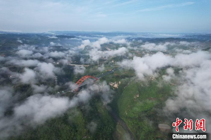 航拍贵州江凯河大桥 云雾缭绕美如画 航拍施秉县境内的江凯河特大桥。 磨桂宾 摄