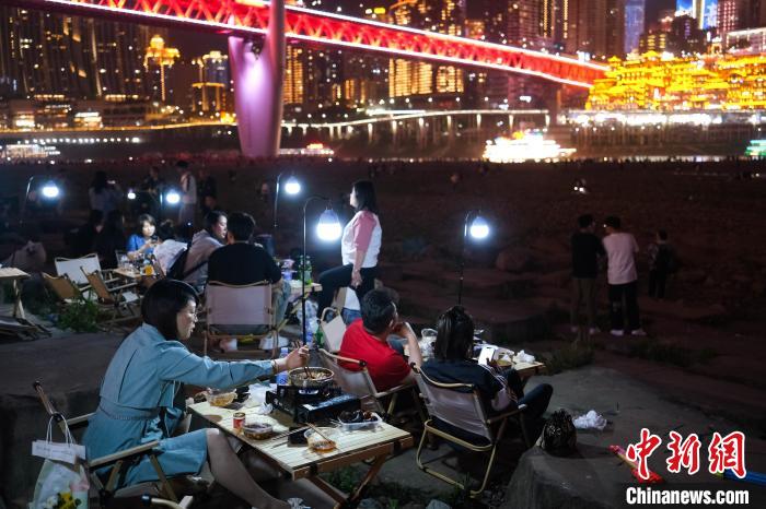 重庆洪崖洞 “五一”假期人气旺
