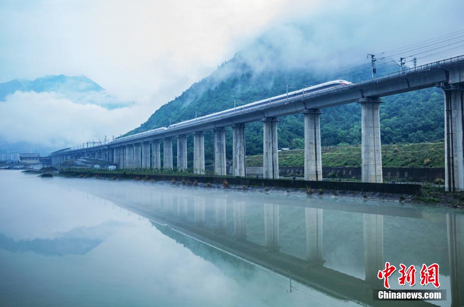 湖北兴山：高铁穿行云雾间绘出梦幻山水画