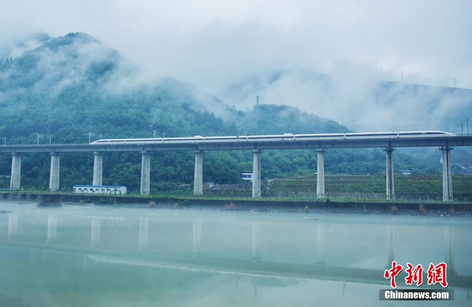 湖北兴山：高铁穿行云雾间绘出梦幻山水画