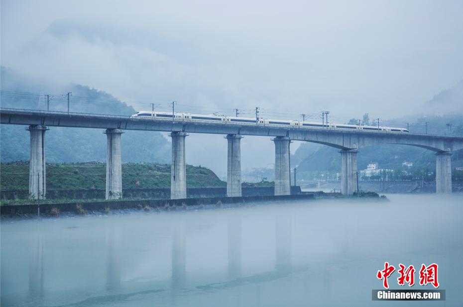 湖北兴山：高铁穿行云雾间绘出梦幻山水画
