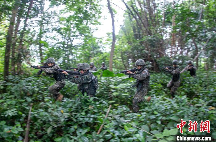 广西武警官兵立夏时节练兵忙